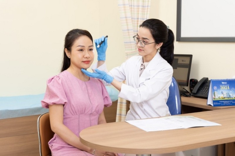 bác sĩ bệnh viện tâm anh khám da cho khách hàng