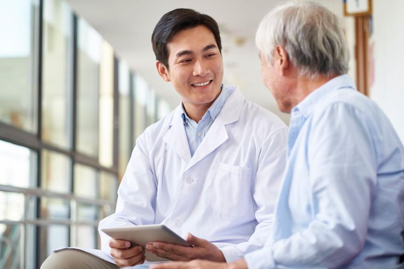bác sĩ tái khám và trò chuyện với bệnh nhân
