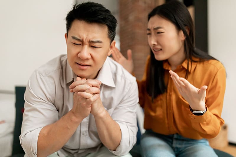 căng thẳng kéo dài trong quan hệ tình cảm cũng gây ra tình trạng này