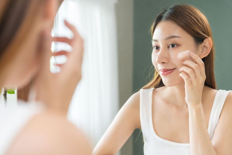 dùng kem chống nắng chăm sóc da sau chữa trị