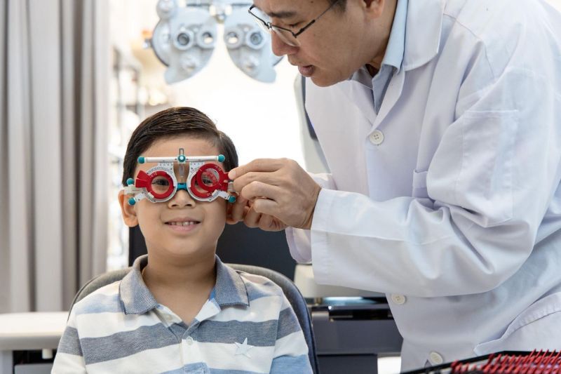 Bác sĩ chỉ định loại kính điều chỉnh khúc xạ phù hợp cho trẻ