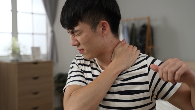 Đau nhức khi xoay cúi vùng cổ