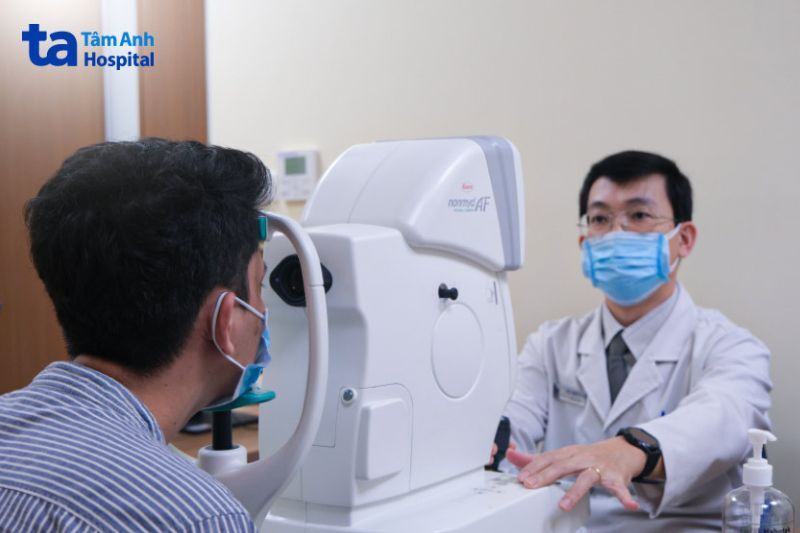 Kiểm tra thị lực tại Trung tâm Mắt công nghệ cao Tâm Anh