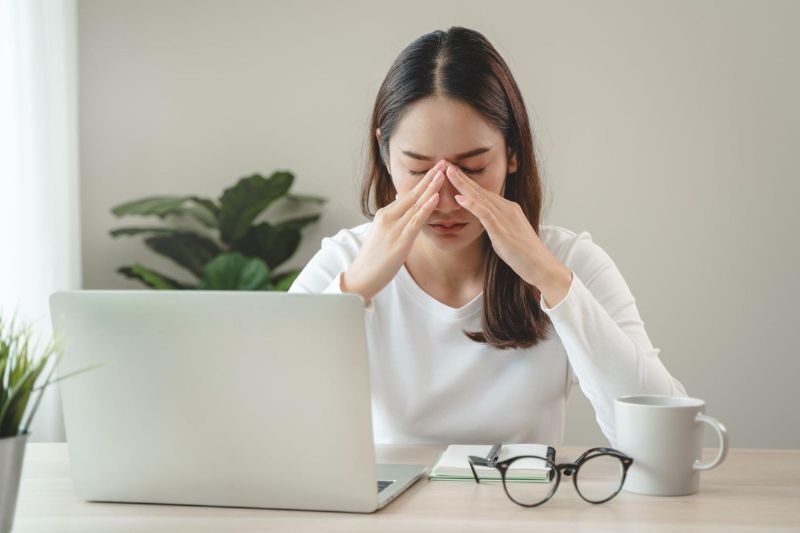 Người bị cận và loạn thị thường xuyên mỏi mắt khi làm việc lâu