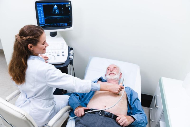 bác sĩ đang siêu âm tim chẩn đoán bệnh