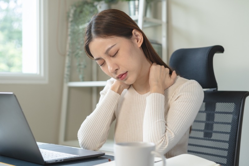 Tư thế sai khi làm việc gây đau cổ