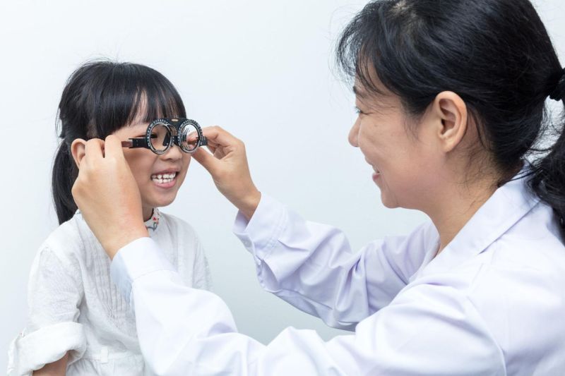 chẩn đoán tật khúc xạ cho trẻ