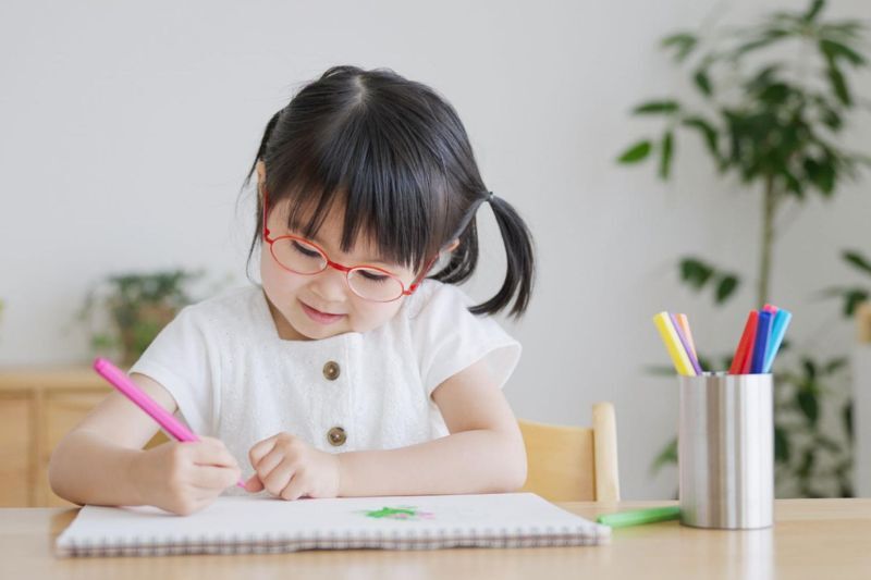 Trẻ đeo kính loạn thị