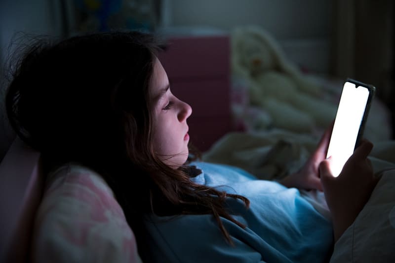 không dùng điện thoại trước khi đi ngủ