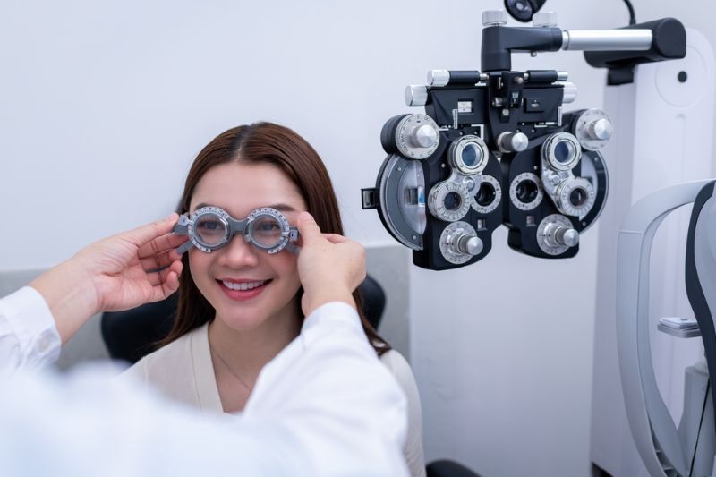 Kiểm tra mắt khi có dấu hiệu bất thường về thị lực