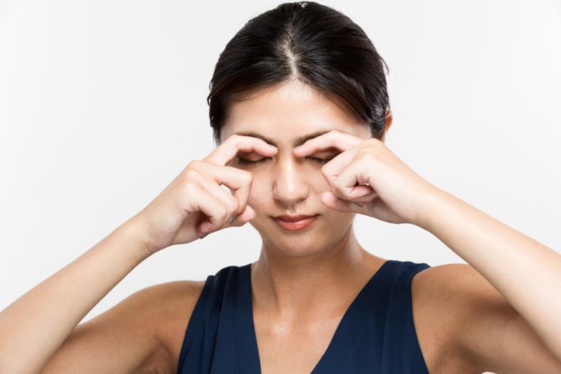 Massage quanh mắt thư giãn, cải thiện thị lực