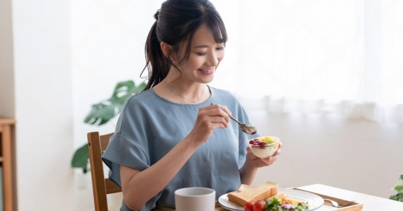 phụ nữ ăn trái cây