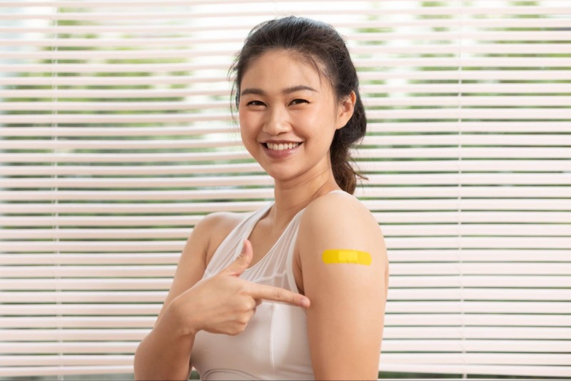 phụ nữ sau khi tiêm vắc xin