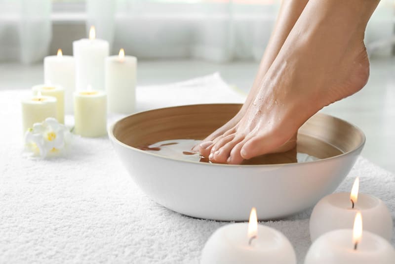 tắm nước ấm và ngâm chân thảo dược