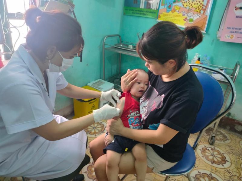 trẻ tiêm vắc xin tại cdc