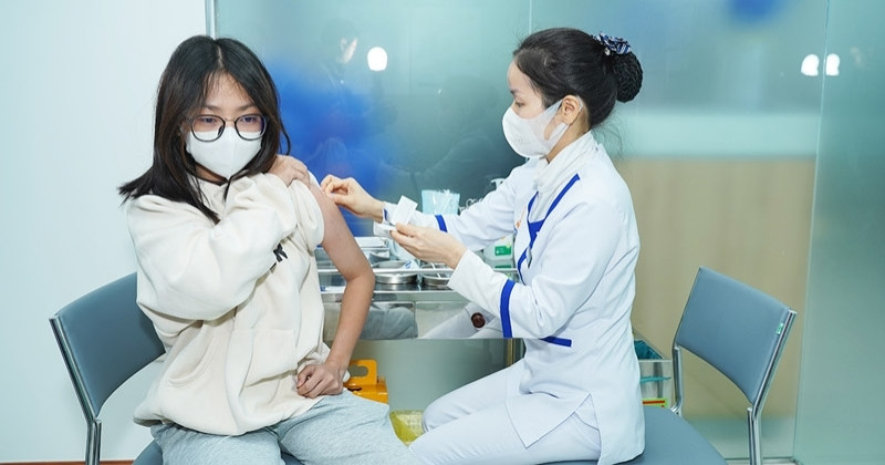 phụ nữ tiêm vắc xin