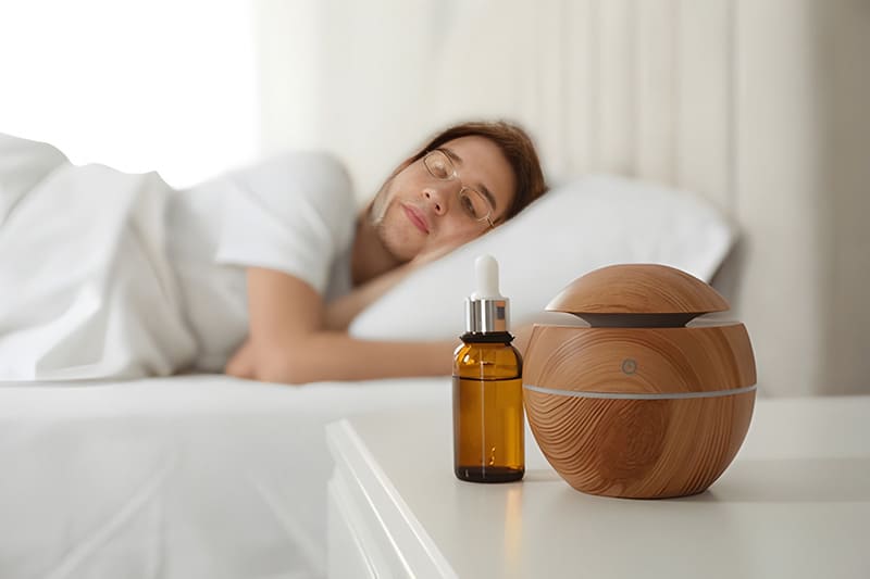 xông tinh dầu trước khi ngủ giúp thư giãn