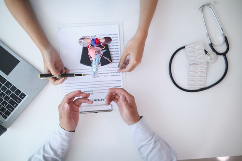 bác sĩ sẽ khám tổng quát và đo các chỉ số cơ bản