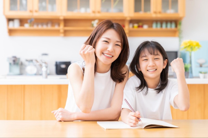 bố mẹ cần hướng dẫn trẻ tư thế ngồi đúng cách