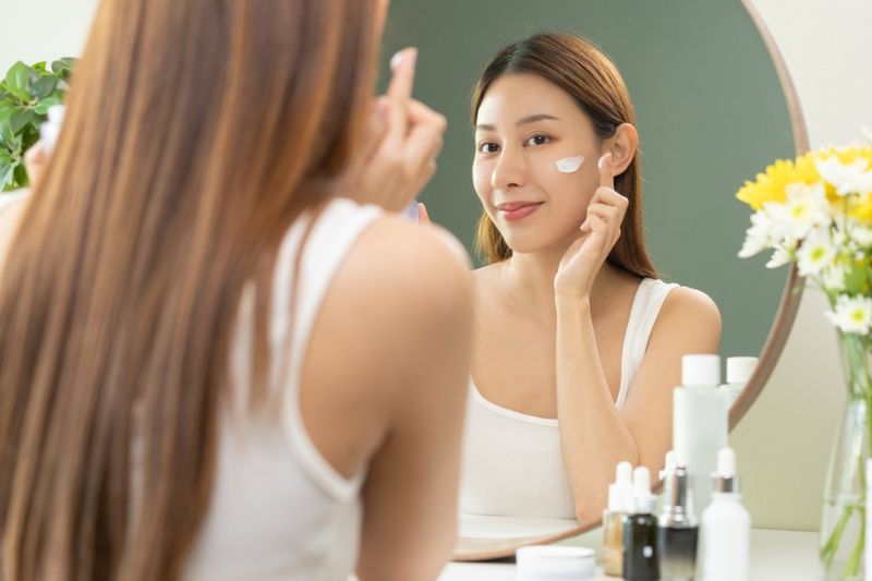 bôi kem chống nắng bảo vệ da