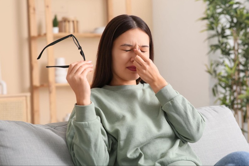 loạn thị và cận thị đều làm mắt mờ nhòe, nhức mỏi