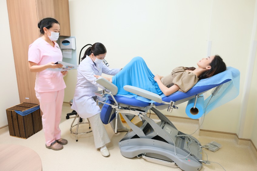 đi khám phụ khoa ngay khi ra khí hư bất thường 