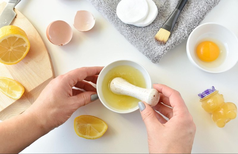 dùng hỗn hợp chanh và lòng trắng trứng gà xóa đồi mồi