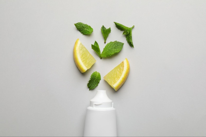 hỗn hợp trị đồi mồi kem đánh răng và chanh