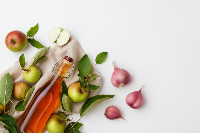 hỗn hợp tỏi và giấm táo trị đồi mồi