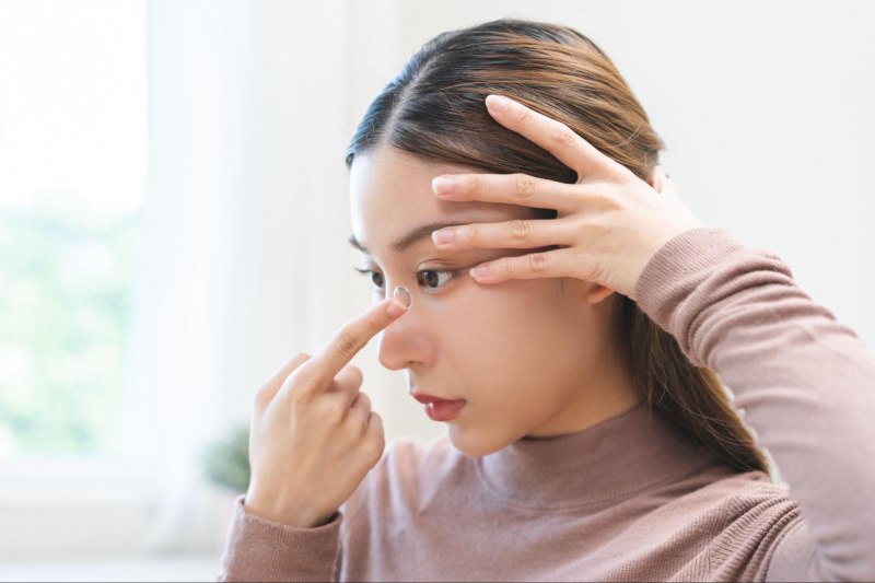 Kính áp tròng là lựa chọn thay thế khi vận động và tham gia thể thao