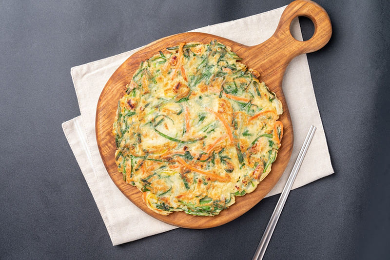 lá hẹ chiên trứng