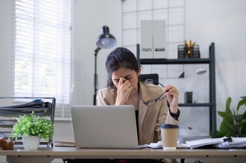 Làm việc trên máy vi tính là nguyên nhân làm tăng độ cận nhanh