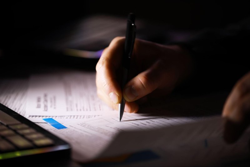 Làm việc trong ánh sáng yếu tăng nguy cơ viễn thị sớm