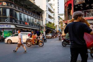 Mắt bình thường thấy người đi đường rõ nét, có tiêu điểm chính xác 