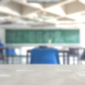 Ở người cận, chữ và hình ảnh trên bảng ở xa bị mờ 