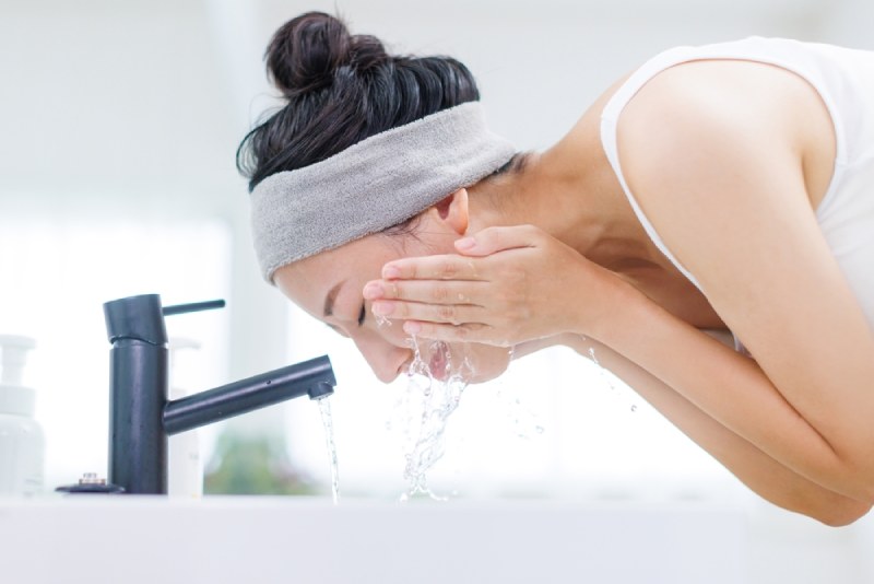 rửa sạch lại mặt để loại bỏ toàn bộ dầu dừa