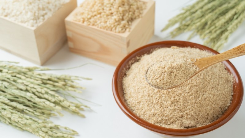 sử dụng dầu dừa và bột cám gạo