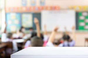 tầm nhìn mờ khi nhìn vào bảng trong lớp học 