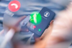 tầm nhìn mờ khi nhìn vào màn hình điện thoại 