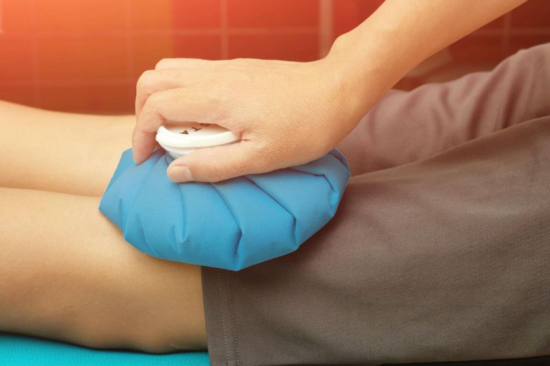 chườm lạnh hoặc nóng