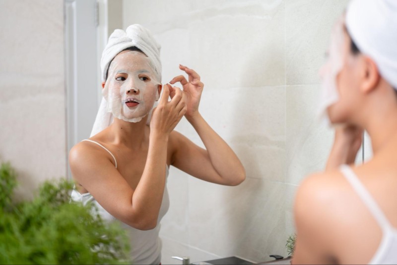 đắp mặt nạ hỗ trợ phục hồi da sau lăn kim