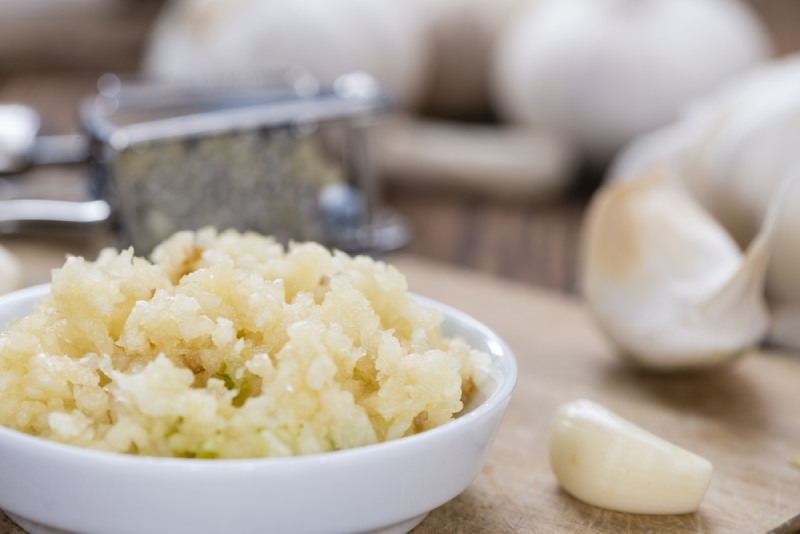 Đắp tỏi trị sùi mào gà có thể gây kích ứng da