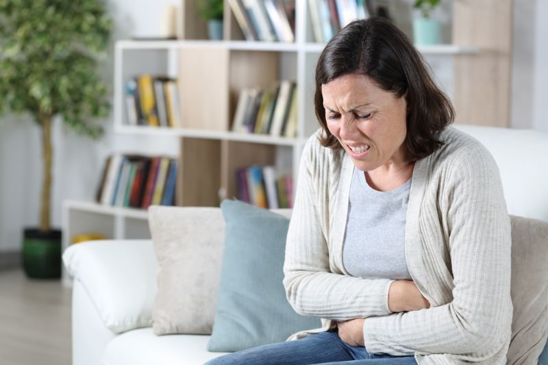 đau bụng kèm chảy máu