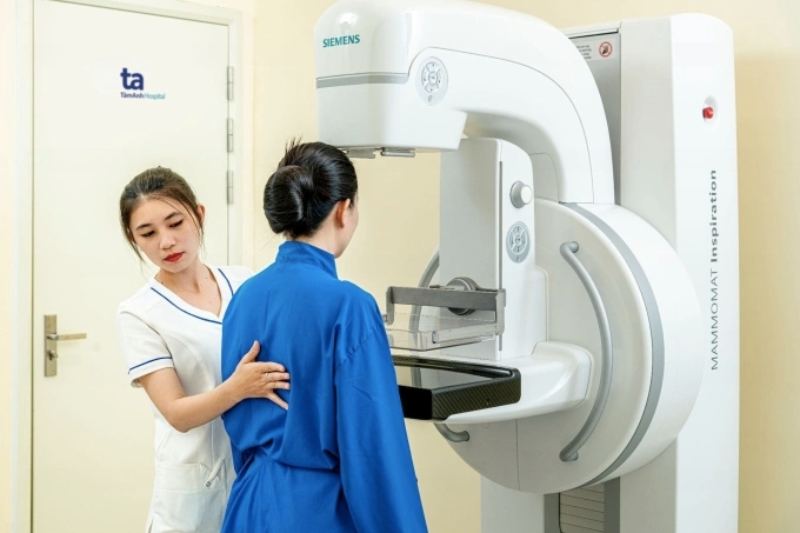 thăm khám phụ khoa với máy móc hiện đại tại tâm anh
