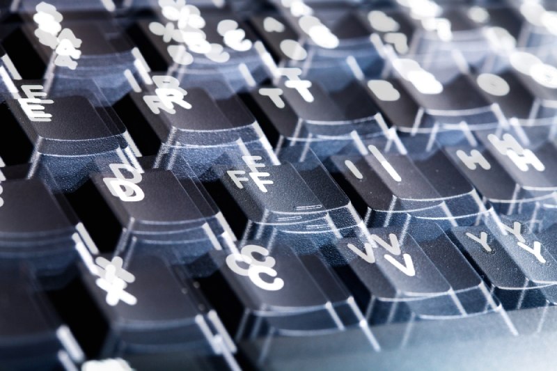 Mắt cận 12 độ nhìn bàn phím gần vẫn mờ nhòe