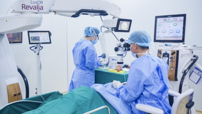 Mổ lão thị bằng phương pháp phẫu thuật Phaco tại Tâm Anh