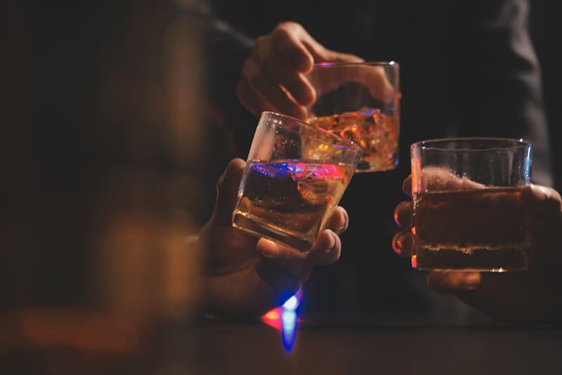 nam giới uống nhiều rượu bia là đối tượng dễ mắc phải