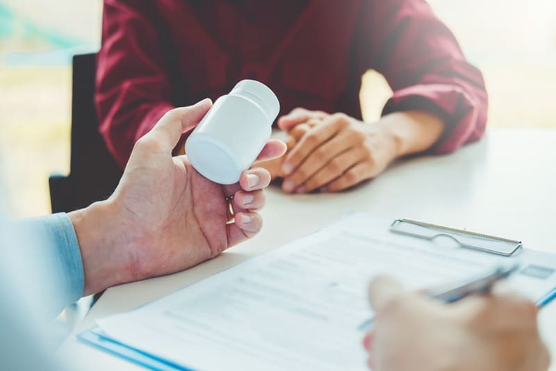 sử dụng thuốc theo chỉ định của bác sĩ