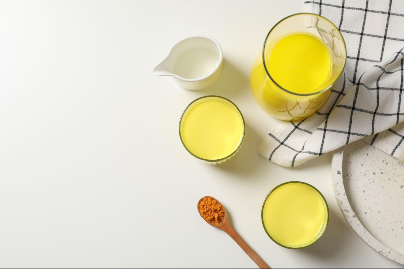 sữa ấm pha nghệ