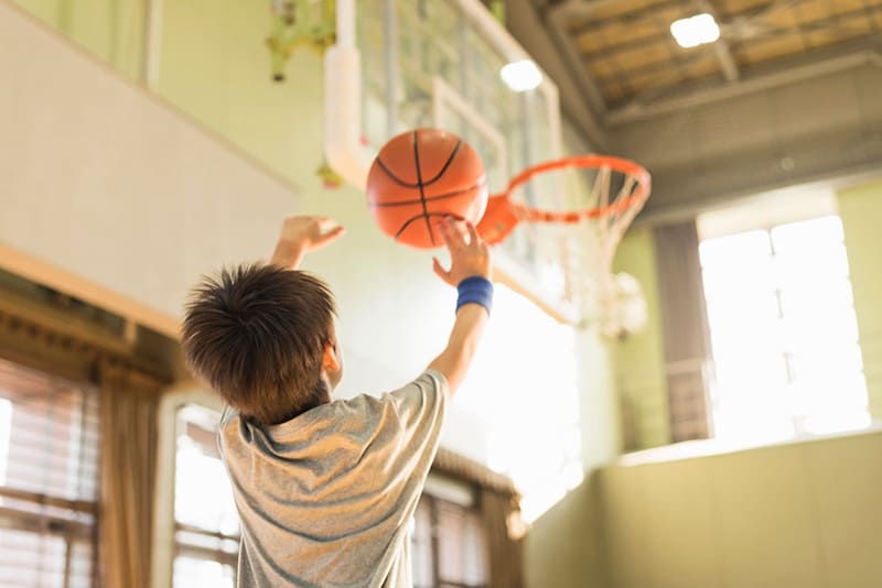 tham gia các hoạt động có tác dụng kéo giãn cột sống